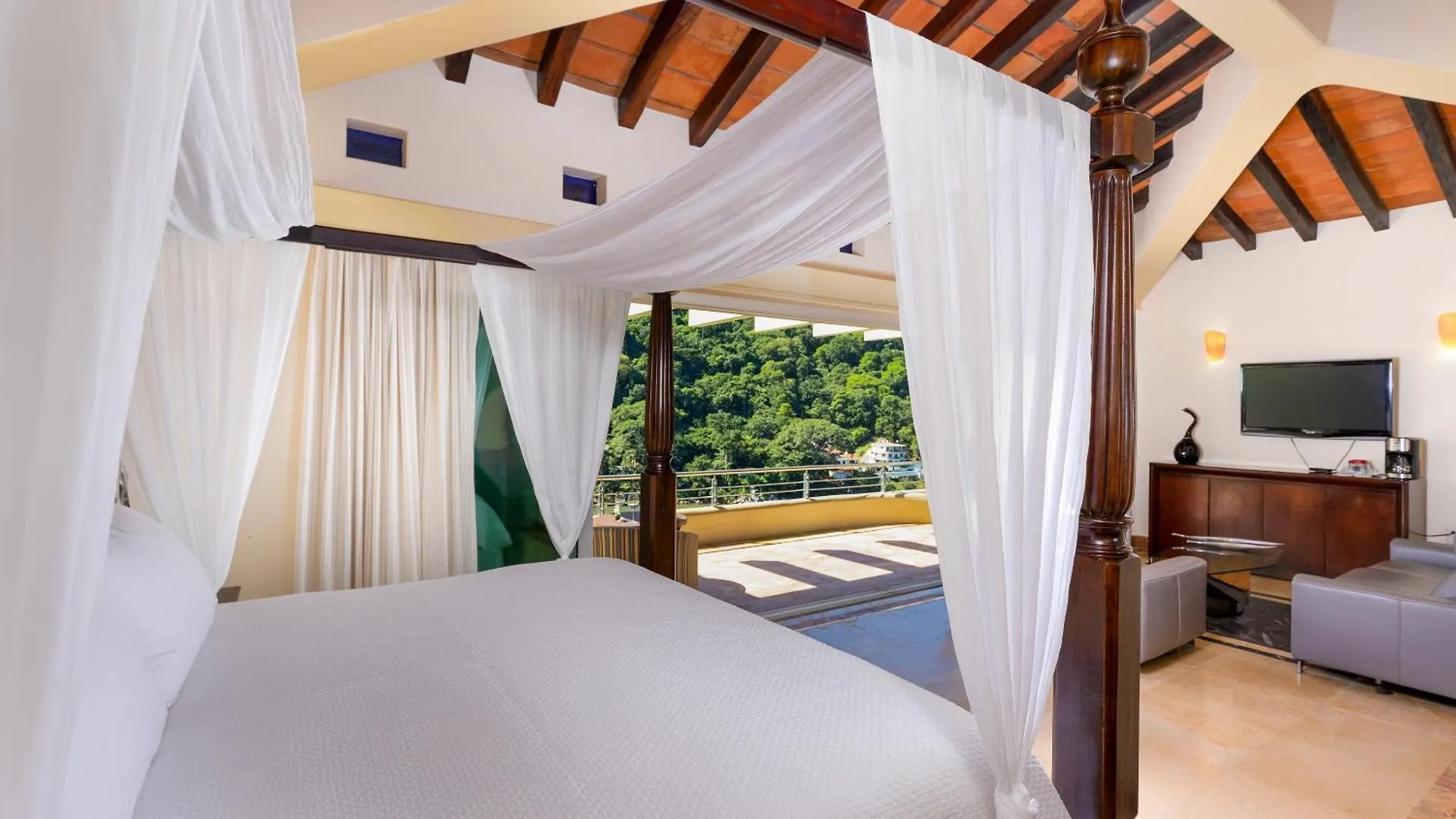 Boca de Tomatlán Ocean Frontage luxury Villa for rent Puerto Vallarta